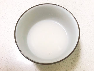 鱼香茄饼,玉米淀粉加入冷水调成水淀粉