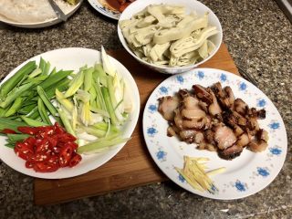 #猪年#舌尖上的家乡味➕腊肉蒜苗炒豆丝,全部食材准备好，开始下锅🍳