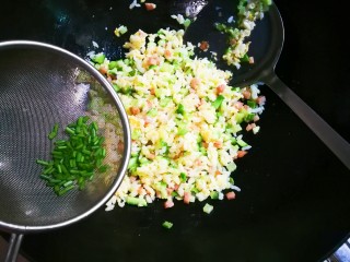 十味  午餐肉黄瓜蛋炒饭,撒入葱花翻炒均匀