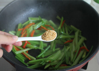 西芹炒午餐肉,放入牛肉粉调味