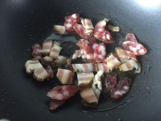 豆瓣春笋腊肉饭,然后再加入腊肠和腊肉翻炒