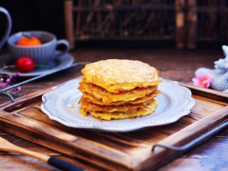 雪虾鸡蛋饼 （宝宝补钙佳品）,雪虾鸡蛋饼鲜香味美，与主食搭配非常很适合早餐食用。
还可以蘸自己喜欢的酱料吃。