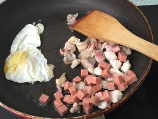 培根煎蛋咖喱饭🍛,快熟了的时候再放午餐肉粒