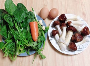 芙蓉鲜蔬汤,准备松茸、胡萝卜，鸡蛋，菠菜，葱蒜、香菜。