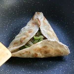 手抓饼版香煎茄子三角馅饼的做法步骤 第5步