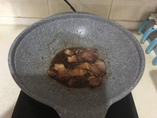 10分钟快手菜  毛葱木耳炒腊肉,翻炒均匀