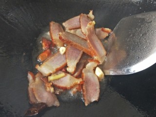 鱼腥草炒腊肉,放入腊肉煸炒，把腊肉肥的部分炒出油