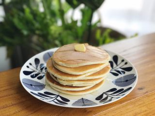 Pancake•摊一盘甜香可口的原味松饼吧,松饼全部做好后，在松饼表面淋上蜂蜜，并放上一块黄油增加它的香气。