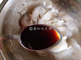 腊肉蒸魔芋结,生抽（虽然腊肉是有咸味的，但是这个咸味不一定能完全渗透到下面的魔芋结，所以用一勺生抽把魔芋结先腌一下，保证其有足够的味道）