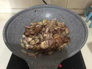 10分钟快手菜  毛葱木耳炒腊肉,翻炒均匀