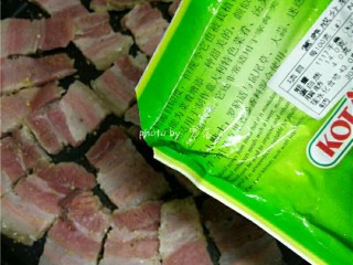 香煎腊肉,再调入适量罗勒；