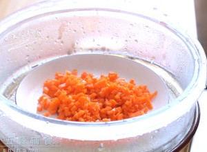 胡萝卜鲜虾米粉饼,胡萝卜切丁蒸熟。
>> 软烂的胡萝卜细胞壁破碎，更有利于消化吸收其营养。