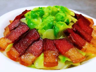 腊肉炒儿菜,美味腊肉炒儿菜装入盘中