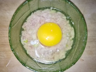 肉糕（午餐肉蒸蛋）,打入鸡蛋，使其蛋黄留在中间凹槽内