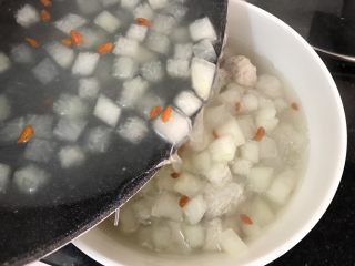 冬瓜粉丝肉丸清汤,倒进肉丸大碗里