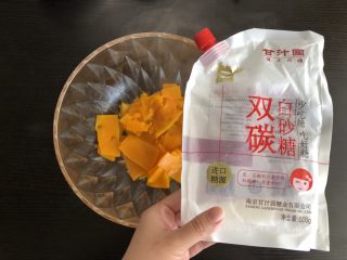 脆皮空心南瓜球,蒸熟取出，趁热加入白砂糖，充分混合碾压成细腻的南瓜泥，加入砂糖可以帮助发酵，我用的甘汁园白砂糖味道很纯正，无硫工艺非常健康，做给宝宝吃才放心