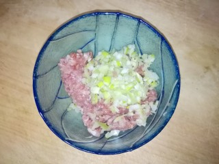 肉糕（午餐肉蒸蛋）,把肉糜和葱花装进容器里