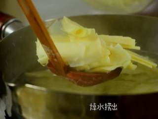 冬笋炒腊肉——沁入心脾，妙不可言的一道菜,锅中水加盐，倒入冬笋片，焯水捞出。