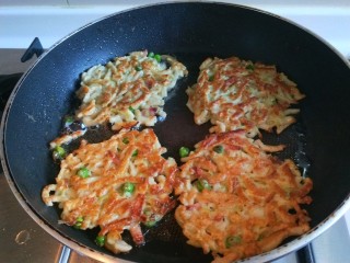 鸡蛋午餐肉面条煎饼,小火煎制两面金黄出锅。