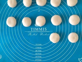 Q弹奶黄冰皮月饼,冷却奶黄糊的时候可以将冰皮面团分成约30g左右的剂子，大约可以分成12个。（为防止冰皮面团粘粘，我在硅胶垫上涂了一层白油）