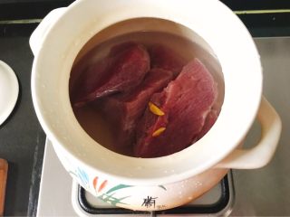 宝宝肉松（平底锅版）,肉切大块，冷水淹没肉、同时下两片姜去腥，大火烧开