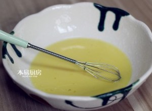 脆皮炸鲜奶,调一个炸糊：把一枚鸡蛋打散，加入10克白砂糖，80克低筋面粉，1克无铝泡打粉，再加入1汤勺水，搅拌均匀成粘稠的面糊。