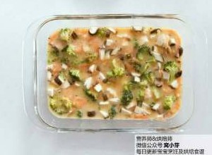 宝宝辅食：西兰花鸡肉烘蛋,把混合液倒入烤盘（陶瓷焗饭碗、披萨盘等都可以），厚度大概在2-2.5cm左右，烘烤过程中会稍稍膨胀。
》可以在烤碗表面刷一层油再倒入，这样等会可直接脱模，也可以不加，用勺子挖着吃就好啦。
》家里没有烤箱的，可以直接用平底锅小火慢慢烘煎，一定要用小火哈，盖盖差不多15-20分钟，不要太厚哦，不然中间没熟底下可能已经焦了。