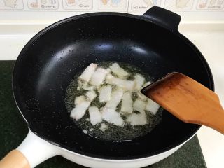 干锅花菜,开火，往炒锅中倒入适量食用油，油烧至三成热时，加入五花肉，直至五花肉爆出油，肉色变白。