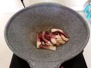 10分钟快手菜  麻椒炒腊肉,油烧热后加入腊肉