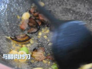 芥蓝炒腊肉—芥蓝清脆爽口，腊肉越嚼越香,与腊肉炒匀。