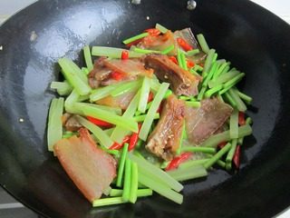 干锅腊肉,加少许的水焖一会