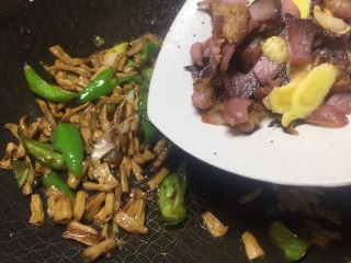 卜豆角小炒腊肉之年味,在接着把直接煸炒过的腊肉倒进去