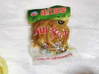 萝卜干毛豆炒腊肉,萝卜干切好小段，放入碗里用清水泡10分钟，捞出备用。