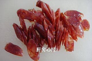 小米炒腊肉,将腊肠和美人蕉切片备用