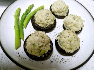 芦笋香菇鸡肉丸
（香菇鸡肉盏）,出锅，撒上黑胡椒粉，装饰好烫好芦笋尖。