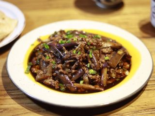 下饭菜🍆肉末茄子,茄条与肉沫都易熟，所以最后翻炒过程不用太久哦～