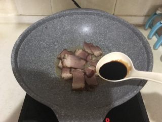 10分钟快手菜  毛葱木耳炒腊肉,翻炒均匀后加入半勺生抽