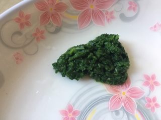 油菜鳕鱼蛋黄粥,奶锅加入白粥基底，烧开后加入鳕鱼熬煮。