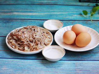 雪虾鸡蛋饼 （宝宝补钙佳品）,主要食材：雪虾、鸡蛋、醋、盐。