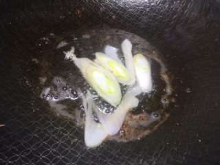 卜豆角小炒腊肉之年味,腊肉捞出来后，锅里面留油，把大葱放进去