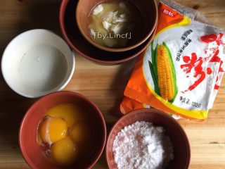 自制旺仔小馒头,准备所需食材:
蛋黄60g、细砂糖50g、黄油40g、牛奶30g、玉米淀粉210g