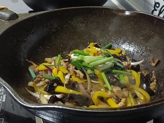 木耳炒肉丝,最后放入葱丝