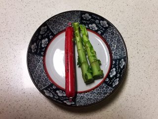 宝宝健康食谱  迷你小寿司,准备食材：儿童火腿肠，莴笋