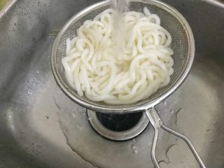 午餐肉时蔬炒乌冬,过冷河。