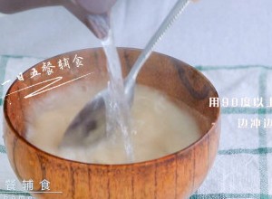 雪梨藕粉羹,用90度以上热水冲泡，边冲边搅拌。水得足够热才能将藕粉泡成透明黏糊状。