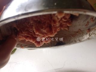 芝士烤肉丸,上劲的标准，把盆翻过来，里面的肉糜不会马上掉下来