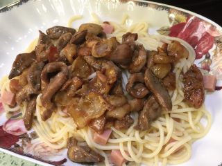 🍝培根烤肉奶酪意面,倒入肉