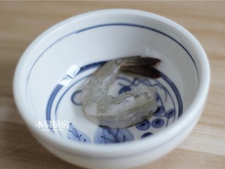 蝴蝶虾,虾开背，取出虾线丢弃不用。