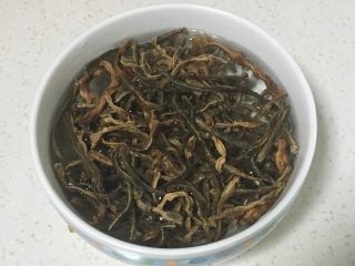 豇豆蒸腊肉,豇豆干提前一天放水泡好
