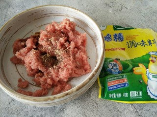 中餐厅~番茄牛丸汤,撒少许鸡精增香